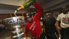 Michal Rozsíval lije do Stanley Cupu šampaňské na oslavu vítězství ve finále NHL