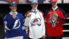 První trojice letošního draftu NHL. Zleva: Jonathan Drouin (Tampa Bay Ligtning), Nathan MacKinnon (Colorado Avalanche) a Aleksander Barkov (Florida Panthers)