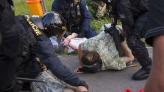 Policie zasáhla na sídlišti Máj proti protiromským demonstrantům, kteří uspořádali nepovolenou protestní akci.