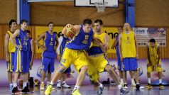 Čeští basketbalisté v přípravě na mistrovství Evropy. V souboji vpředu zleva Ondřej Balvín a Kamil Švrdlík.