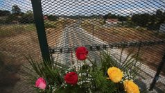 Květiny na místě neštěstí vlaku u Santiaga de Compostela na severozápadě Španělska