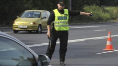 Policisté prohlížejí vozidla, ale například i autobusy