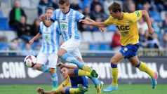 Utkání 7. kola první fotbalové ligy FK Mladá Boleslav - FK Teplice 1. září v Mladé Boleslavi. Zleva Michael Lüftner z Teplic, Tomáš Fabián z Boleslavi a Ján Chovanec z Teplic.