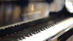 Klavír proslulé značky Steinway