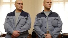 Tomáš Trkan (vlevo) a Radek Sobotka u brněnského krajského soudu, který je odsoudil  k 19 letům vězení