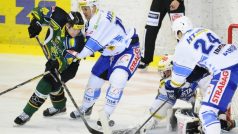 Utkání 13. kola hokejové extraligy HC Kometa Brno - HC Energie Karlovy Vary hrané 18. října v Brně. Zleva David Zucker z Karlových Varů, Petr Kuboš z Brna, brankář Brna Marek Čiliak a vpravo Vilém Burian z Brna.