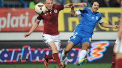 Utkání 12. kola první fotbalové ligy Slovan Liberec - Sparta Praha, 28. října v Liberci. Luboš Kolár (vpravo) z Liberce a Ladislav Krejčí ze Sparty.