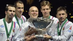 Český daviscupový tým s trofejí pro vítěze. Zleva Radek Štěpánek, Lukáš Rosol, nehrající kapitán Vladimír Šafařík, Tomáš Berdych a Jan Hájek