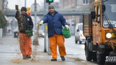 Pracovníci Technických služeb Hradec Králové ošetřovali posypovým materiálem namrzlé chodníky a přechody ve městě.