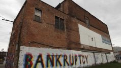Slovo bankrot namalované na budově v Detroitu