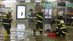 Do vestibulu stanice Dejvická natekla voda z porušeného potrubí