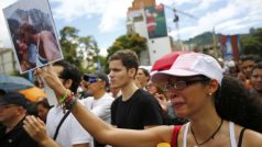 Na demonstraci proti násilí v Caracasu se objevila fotografie Spearové a jejího bývalého manžela