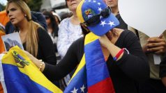 Fanoušci herečky a modelky Monicy Spearové na demonstraci v Caracasu
