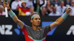 Rafael Nadal slaví vítězství nad Japoncem Nishikorim