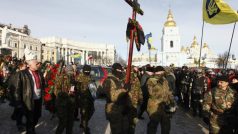 Ukrajina truchlí za oběti demonstrací. Ostatky jednoho ze zabitých dorazily na Euromajdan