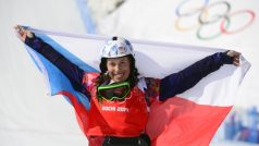 Eva Samková se stala olympijskou vítězkou ve snowboardcrossu a získala první české zlato v Soči