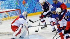 Český gólman Ondřej Pavelec dostal od Američanů třetí gól dvě sekundy před koncem první třetiny