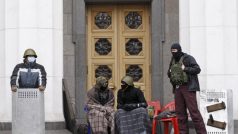 Opoziční aktivisté před dveřmi do budovy parlamentu v Kyjevě
