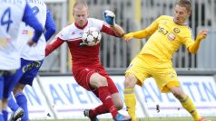 Utkání 17. kola první fotbalové ligy 1. SC Znojmo - FC Vysočina Jihlava 22. února v Brně. Brankář Znojma Vlastimil Hrubý (vlevo) a jihlavský záložník Marek Jungr