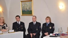 Tisková konference k zahájení kampaně, jejímž cílem je získat další potenciální dárce kostní dřeně z řad policistů. Vpravo policistka Eva Ulmová z jihočeské Volyně, která už dřeň darovala