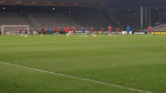 Fotbalisté Plzně na stadionu Gerland, který už nebudí hrůzu jako dřív