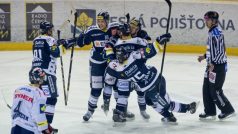 Hokejisté Vítkovic se radují z gólu v Liberci. Postoupili do čtvrtfinále play-off