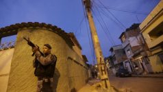 Policie se snaží udržovat klid v chudiských čtvrtích Rio de Janeira. Ty ale ovládají drogové gangy