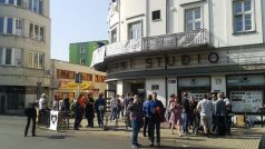 Stovky lidí se přišly rozloučit s ústeckým Činoherním divadlem