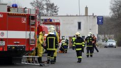 Záchranáři a hasiči nacvičovali v Lounech evakuaci zimního stadionu při úniku čpavku