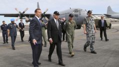 Malajsijský premiér Najib Razak (v popředí druhý zleva) navštívil australský Perth, vlevo austrlaksý premiér Tony Abbott