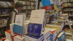 Nová kniha spisovatele Milana Kundery La Fête de l&#039;insignifiance (Oslava bezvýznamnosti) v jednom z pařížských knihkupectví