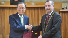 Generální tajemník OSN Pan Ki-mun převzal z rukou rektora Univerzity Karlovy Tomáše Zimy zlatou medaili za podporu spolupráce a vzájemného porozumění národů