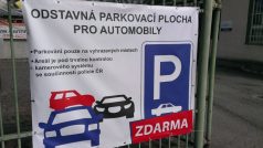 Odstavné parkoviště naproti nádraží v Pardubicích nabízí parkování zadarmo. Přesto ho zatím řidiči nevyužívají