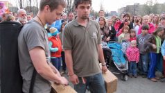 Vypouštění netopýrů do přírody si v Čáslavi nenechaly ujít desítky návštěvníků