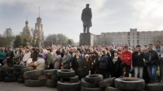 Proruští separatisté demonstrují u Leninovy sochy v centru východoukrajinského Slavjansku