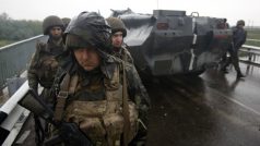 Ukrajina. Vojáci ukrajinské armády hlídkují na silnici do Slavjansku