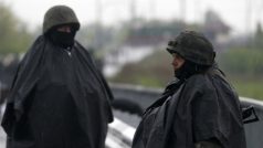 Ukrajinští vojáci hlídkují na silnici vedoucí do Slavjansku