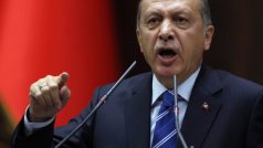 Erdogan před členy své 300členné poslanecké frakce AKP odmítl kritiku německého spolkového prezidenta, kterou označil za falešnou. „Gauck se choval jako pastor, který pronáší tvrzení, které mu slina přinesla na jeho rozeklaný jazyk,“ prohlásil.