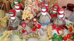 Tradiční běloruské panenky vyráběné bez jehly a nitě