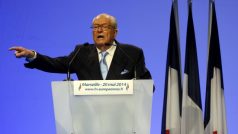 zvedl čestný předseda nacionalistické Národní fronty Jean-Marie Le Pen při vystoupení v Marseilli