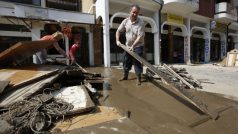 Muž v bosenském městě Doboj likviduje následky ničivých povodní