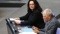 Německá ministryně práce Andrea Nahlesová a ministr financí Wolfgang Schäuble se účastní hlasování o penzijní reformě v Bundestagu