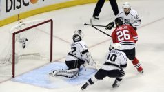 Útočník Chicaga Michal Handzuš zakončuje svůj blafák a rozhoduje o vítězství Blackhawks v pátém zápase