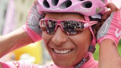 Nairo Quintana přidal k růžovému dresu i stejně barevnou helmu