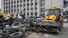 Buldozer odstraňuje barikády od budovy regionální správy ve východoukrajinském městě Doněck