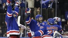 Hráči Rangers slaví postup do finále NHL. O Stanley Cup se utkají s Los Angeles, nebo Chicagem