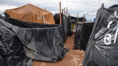 Brazilské Sao Paulo těsně před fotbalovým šampionátem: Chatrče z kůlů, igelitu nebo plachet, připomínají spíš válečný uprchlický tábor