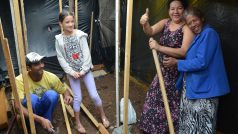 Brazilské Sao Paulo těsně před fotbalovým šampionátem: Rodina Gleide Nalvy a Leonela si připravuje chatrč pro případ, že nezvládne platit nájem. Humor je ale neopouští