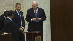 Budoucí izraelský prezident Reuven Rivlin (vpravo)