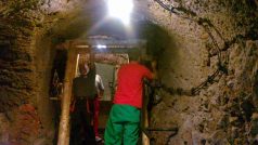 Banští záchranáři v Jihlavském podzemí  vyztužovali strop výdřevou